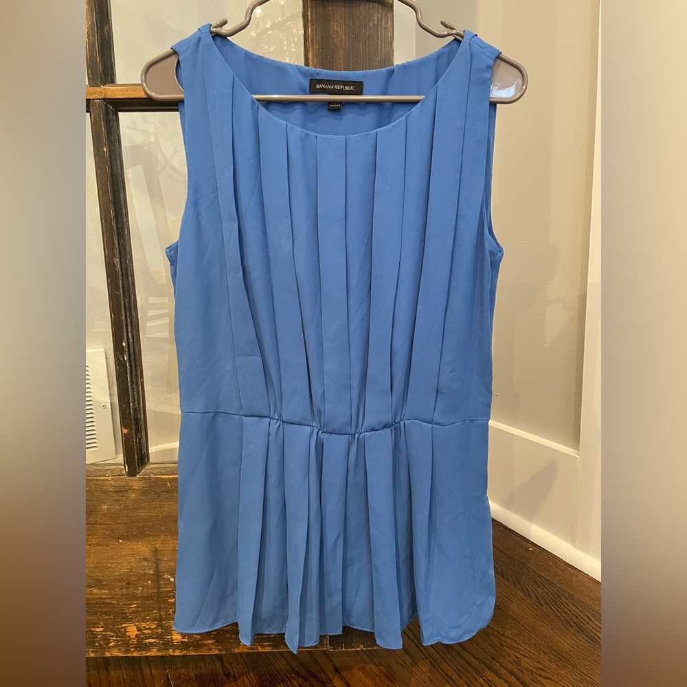 Banana Republic Women’s Blouse Blue Pleated Sleeveless size 8